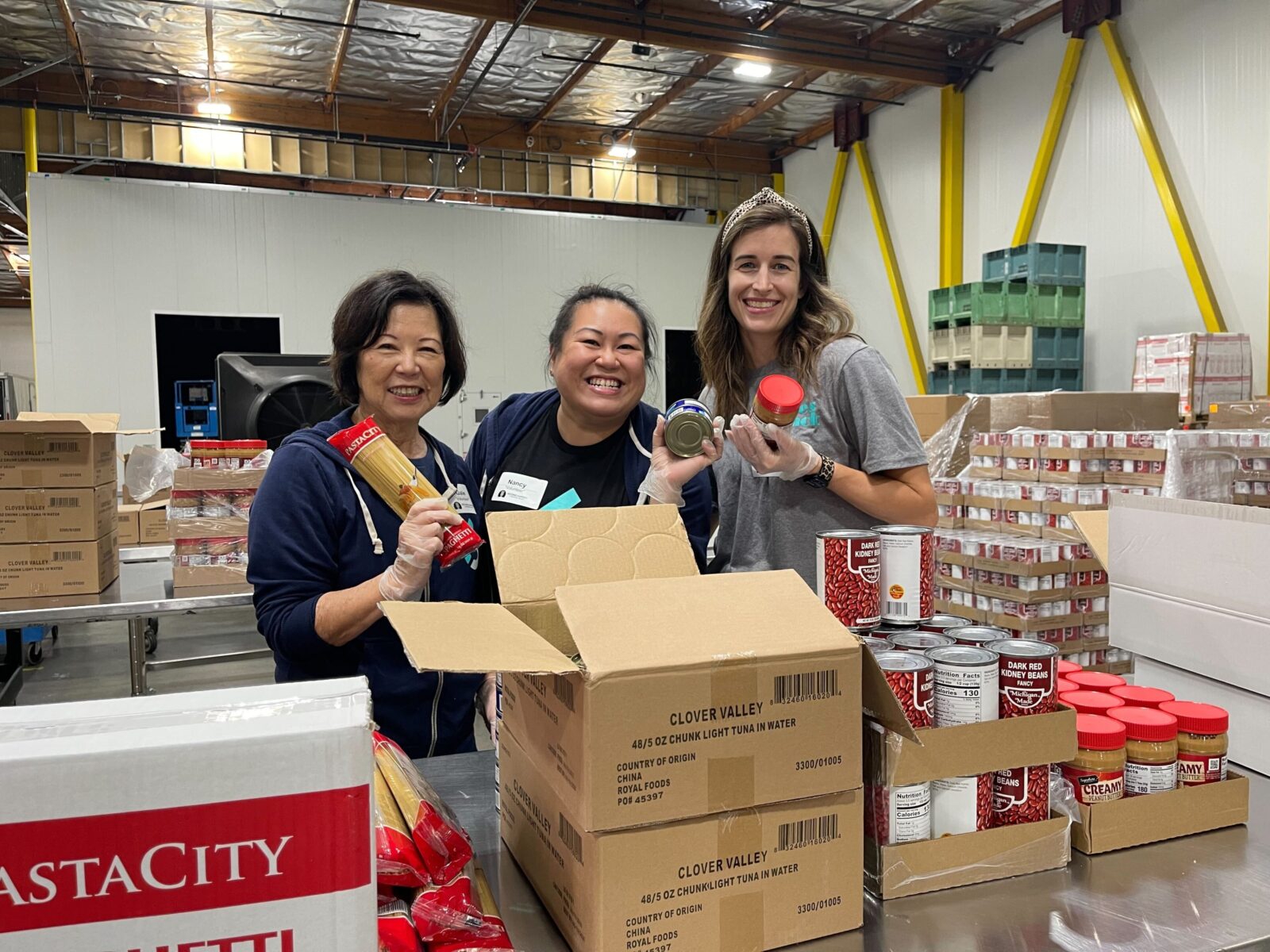 6sense employees volunteer at a food bank